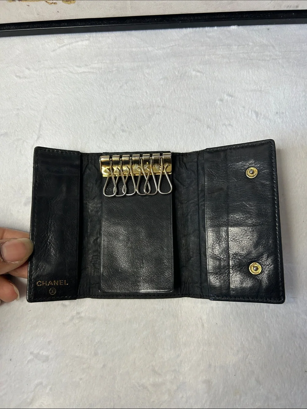 CHANEL Black Caviar Leather key Case with Embossed CC - Picture 3 of 7